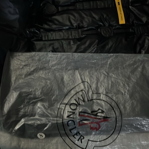 Monclair for cheap just don’t want it no more don’t fit me - Picture 4 of 5